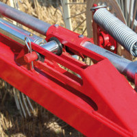 Hydraulic elevation of the raking wheels