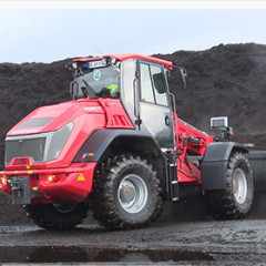 9580 T telescopic wheel loader and 5080 wheel loader in a screening plant